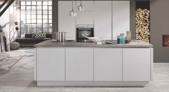 Une Cuisine blanche et grise chaleureuse et design