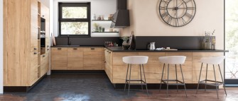 Une Cuisine noire et bois élégante et raffinée