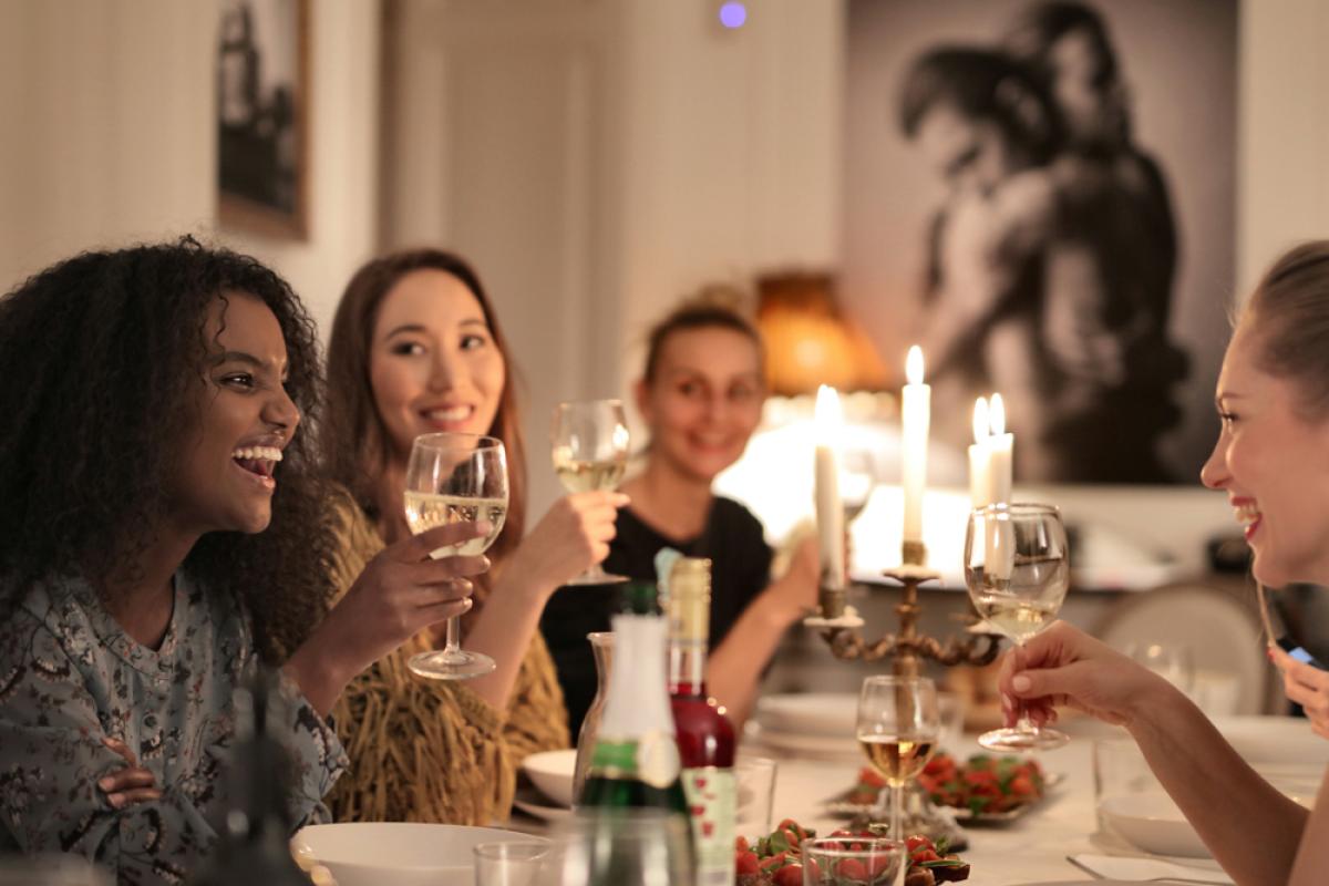 On commence dans la cuisine puis, tous au salon