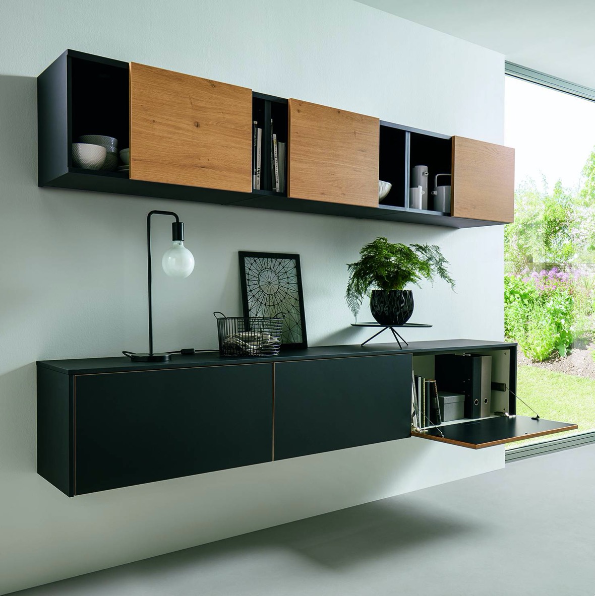 <p class="ql-align-justify"><strong>De la légèreté</strong> pour ce meuble salon suspendu. Les façades des meubles hauts sont coulissantes pour laisser entrevoir votre décoration.</p>