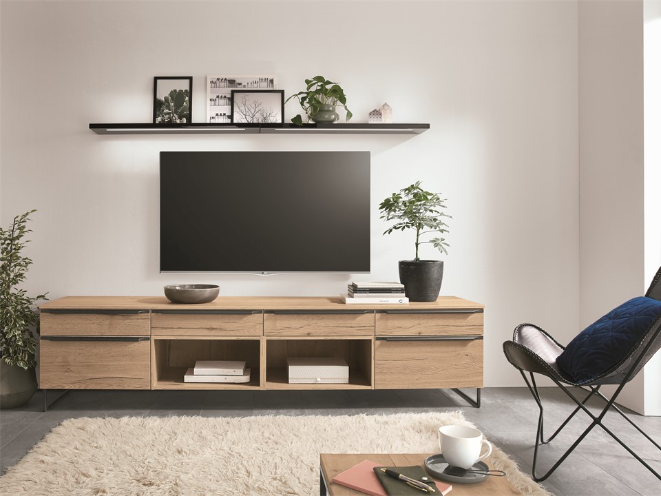 <p>En mélangeant un décor Chêne Sierra sur les façades et la structure du meuble, avec des pieds et des poignées en métal noir, ce meuble TV se dote d'un <strong>look résolument industriel</strong>. </p>