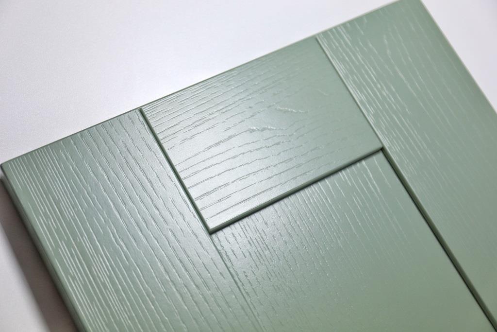 <p><strong>Revêtement Laque soyeuse structurée :</strong></p><p>Le support est recouvert de plusieurs couches de laque soyeuse, appliquée sur une structure qui imite le bois massif.</p><p><br></p><p>Difficile de se rendre compte que cette façade n’est pas en bois massif laqué ! Par rapport au bois massif, l’intérêt est bien sur le prix, mais aussi la robustesse de cette façade.</p>