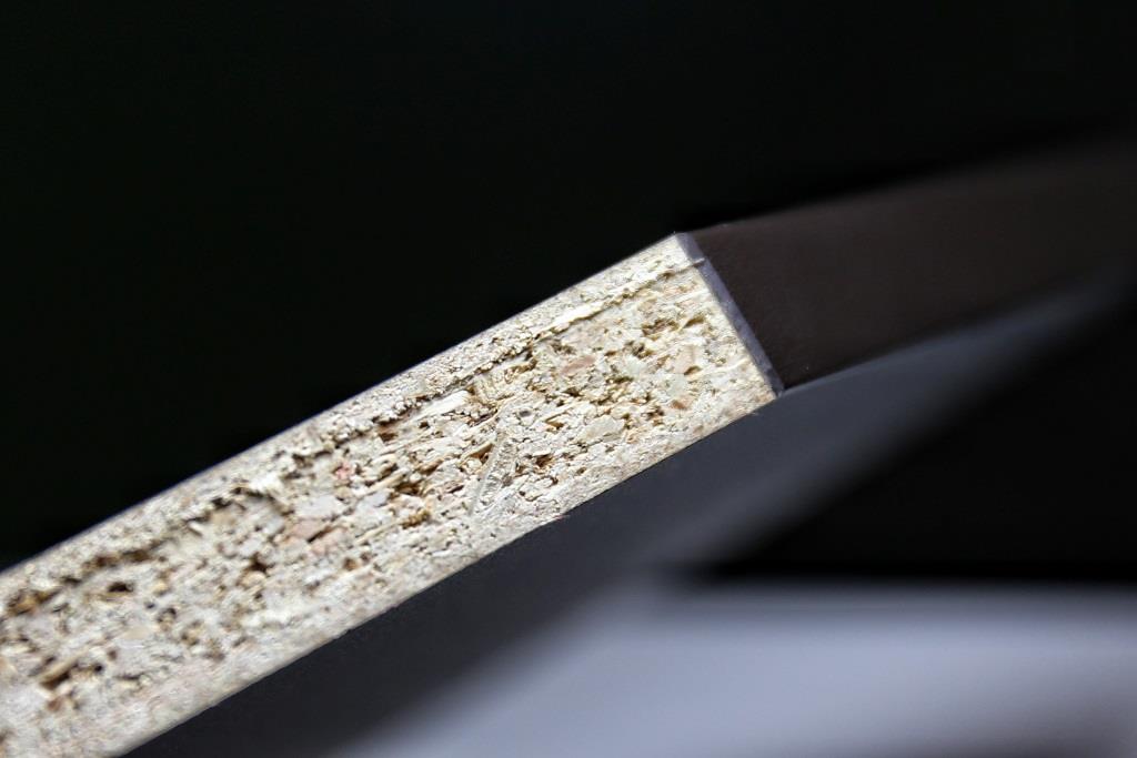 <p><strong>Le panneau de particules de bois est le matériau de support le plus courant :</strong></p><p>Il résiste à une pression de 350 à 750 kg/m3 et une résine liante assurent la solidité du support.</p><p><br></p><p>Il est idéal pour les façades modernes et lisses. Les chants sont le plus souvent en PVC épais.</p><p>En revanche, il est impossible d’avoir des façades moulurée avec ce support.</p>