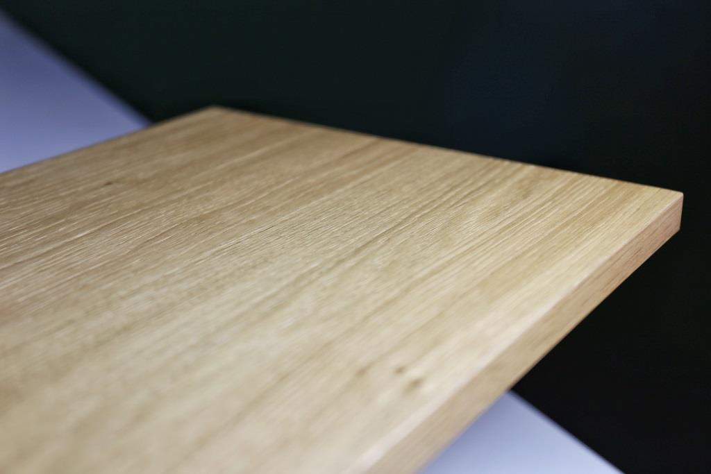 <p><strong>Revêtement naturel en bois :</strong></p><p>Le panneau de support et ses chants sont plaqués en chêne brossé, et recouverts d’une laque protectrice en 2 couches.</p><p><br></p><p>Pour les inconditionnels qui recherchent un revêtement authentique et naturel. Le bois est élégant, noble et vivant. Cela explique son coût, et ses variations dans le temps.</p>