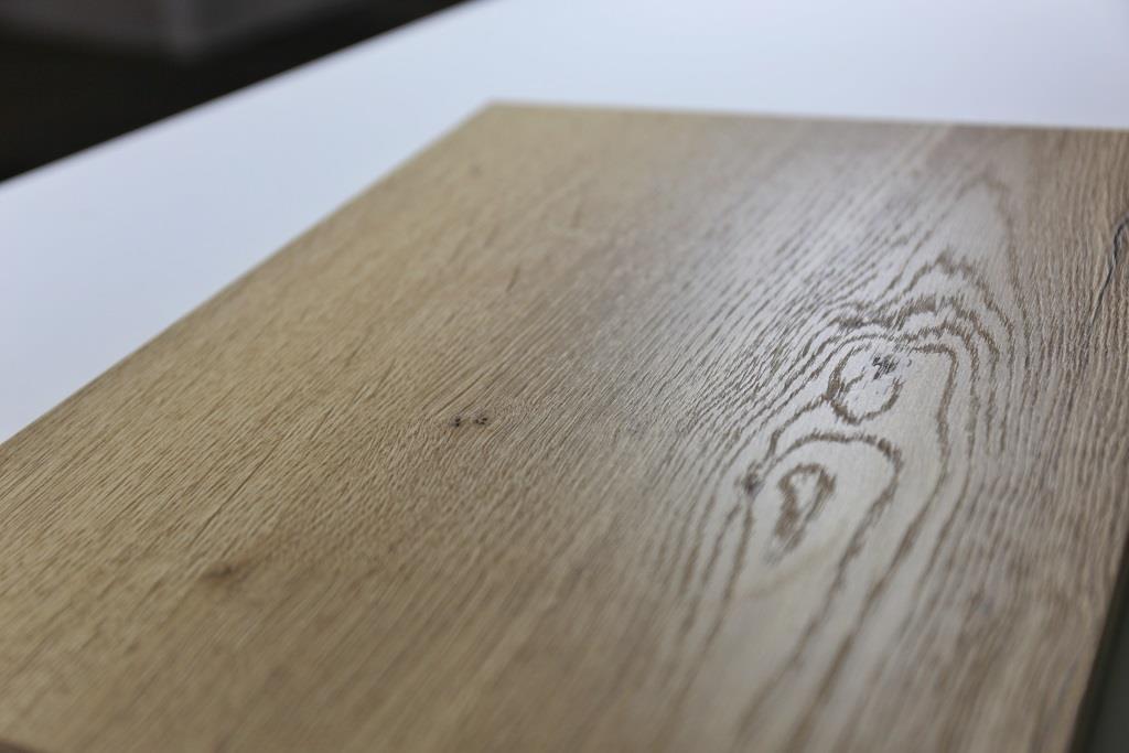 <p><strong>Revêtement mélaminé structuré :</strong></p><p>Nervures synchronisées avec le visuel du bois</p><p>En plus du mélaminé classique, le revêtement est structuré et suit parfaitement le décor.</p><p><br></p><p>Cette finition permet de réaliser des façades avec un aspect hyper réaliste des essences de bois : la structure appliquée suit parfaitement les nœuds et nervures du bois !</p>