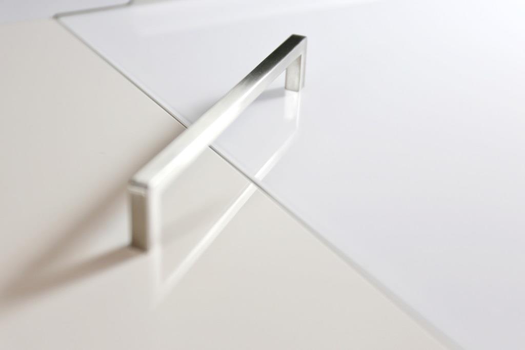 <p><strong>Revêtement Laque brillante :</strong></p><p>Le support MDF est recouvert de plusieurs couches de laque brillante voir ultra-brillante pour un rendu « miroir ».</p><p><br></p><p>Bien qu’elle soit un peu plus sensible que la laque mate ou satinée, la <a href="https://www.cuisines-aviva.com/cuisines-equipees/categories/les-blanches" rel="noopener noreferrer" target="_blank">cuisine laquée blanc</a> brillant reste un incontournable encore aujourd’hui !</p>