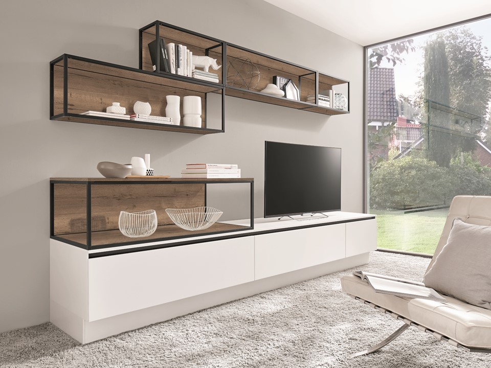 <p>Un <strong>meuble TV épuré</strong> parfaitement cohérent avec la cuisine ouverte en reprenant le décor Chêne Havane du plan de travail pour composer les étagères smartcube en métal noir. </p>