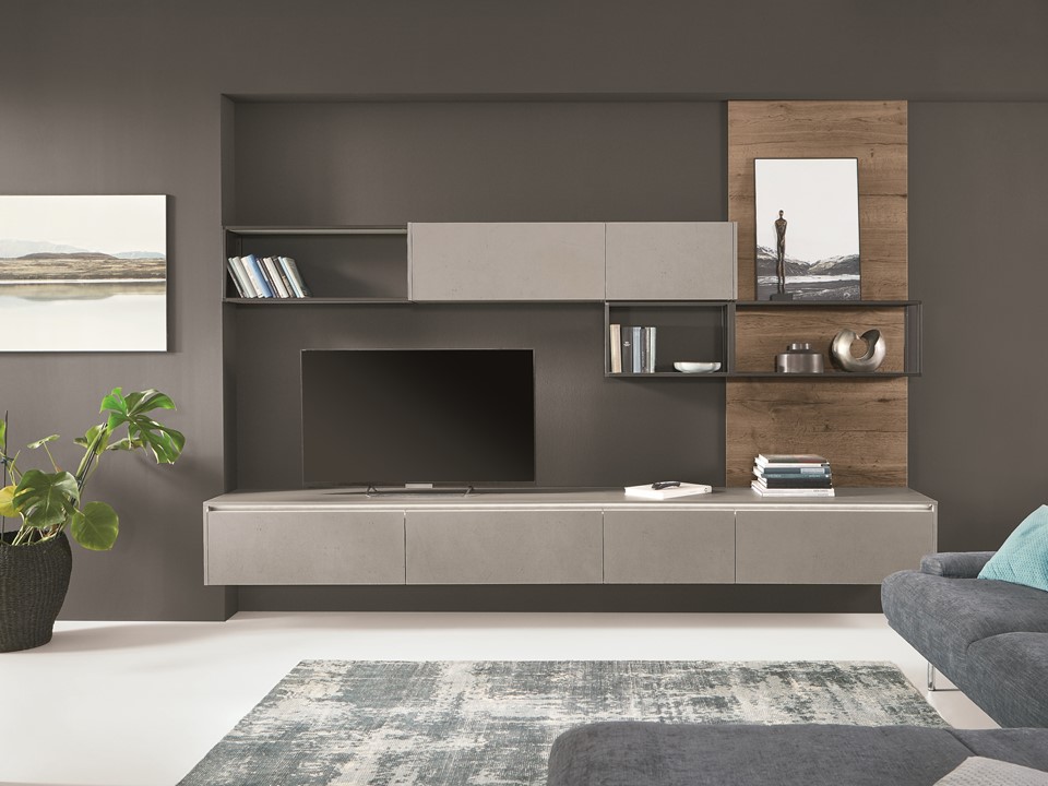 <p>Ce meuble TV suspendu habille le mur du salon. Contemporain, il joue avec <strong>les effets de matière</strong>, en associant une crédence en décor Chêne Havane, des portes imitation ciment et des étagères métalliques. </p>