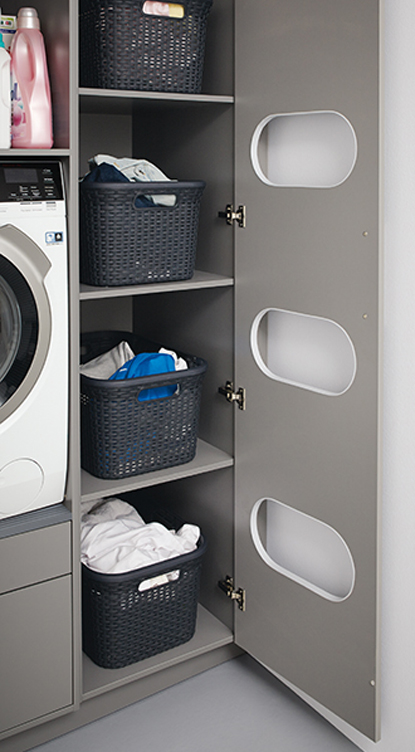 <p>Un meuble astucieux parmi plein d’autres : l’armoire à linge compartimentée avec des ouvertures et des paniers pour le tri du linge. </p>