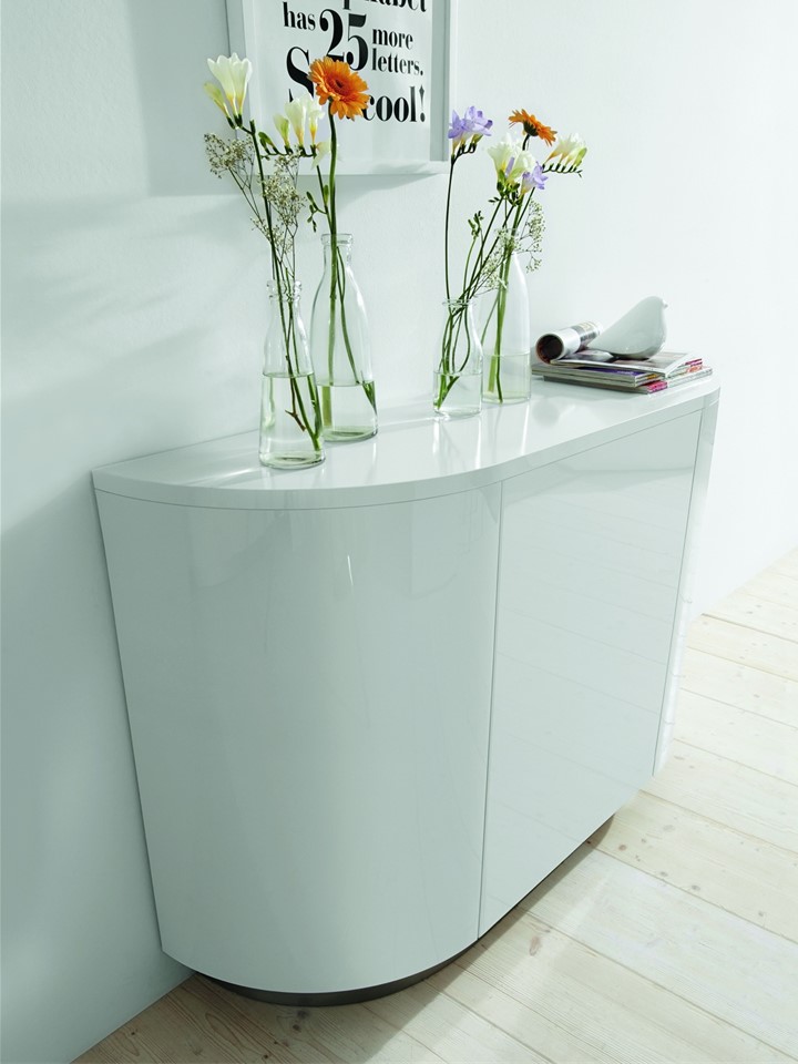 <p class="ql-align-justify"><strong>Tout en rondeur</strong>, ce buffet miniature se glisse partout.</p>