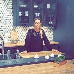 <p>« Après un long parcours à animer et à développer des réseaux de franchise dans différents secteurs d’activité, j’ai eu aussi l’envie d’entreprendre et de devenir franchisée.</p><p> </p><p>AvivA a su m’apporter tout ce dont j’avais besoin pour réussir dans ce domaine. En tant qu’ancienne salariée du groupe, j’ai pu apprécier la qualité des services proposés aux franchisés et les valeurs de cette belle entreprise familiale.</p><p> </p><p>C’est donc avec de solides bagages et une certaine détermination que je me lance aujourd’hui à Aubagne ! » </p>