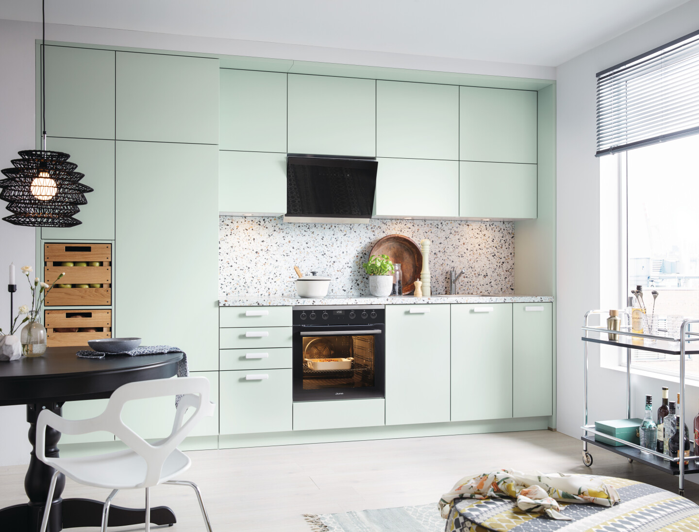 <p class="ql-align-justify"><em style="background-color: transparent; color: rgb(0, 0, 0);">Avec sa jolie couleur vert pastel, la cuisine "DELHI" possède l'élégance des cuisines d'autrefois, avec la fonctionnalité des cuisines modernes. </em></p>