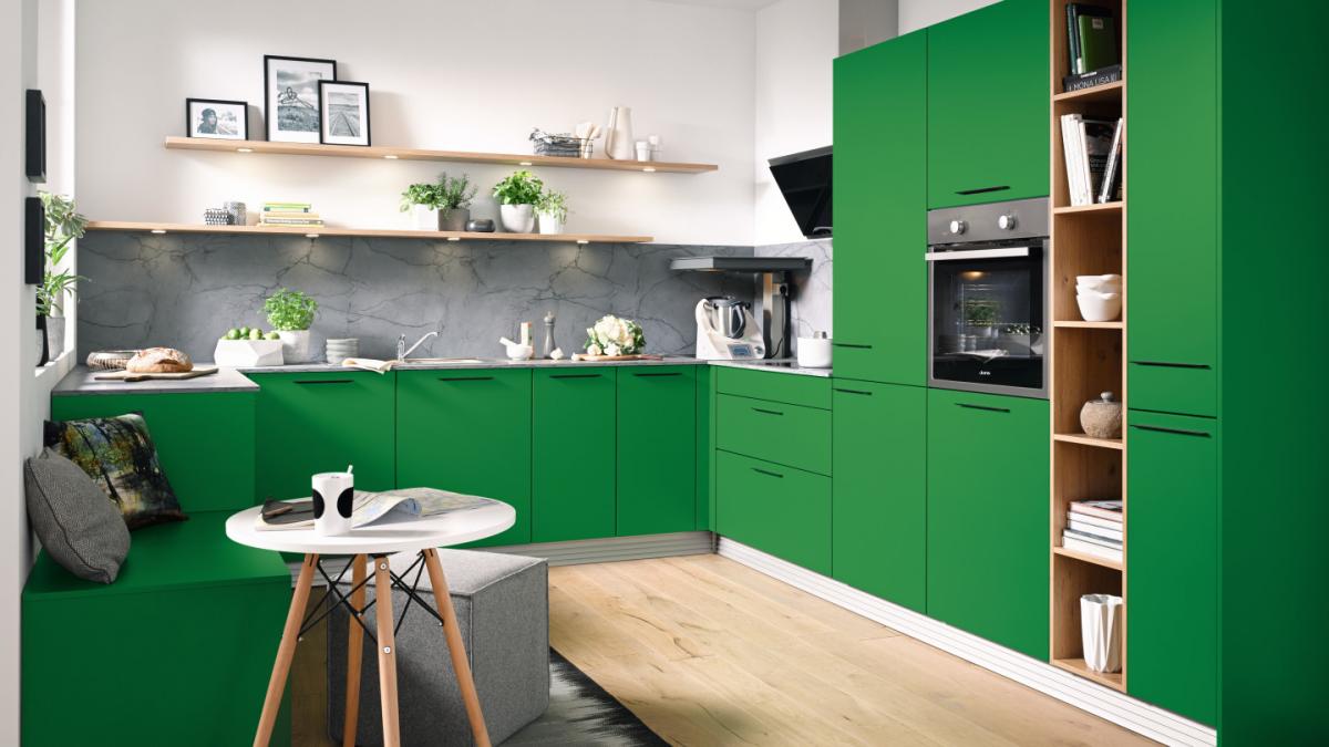 <p class="ql-align-justify"><em style="background-color: transparent; color: rgb(0, 0, 0);">Vive la couleur ! Dans cette cuisine en U, vous profitez d’un immense plan de travail pour cuisiner tout en limitant les déplacements inutiles. Le coin cuisson, invisible depuis le salon, est masqué par les armoires. </em></p>
