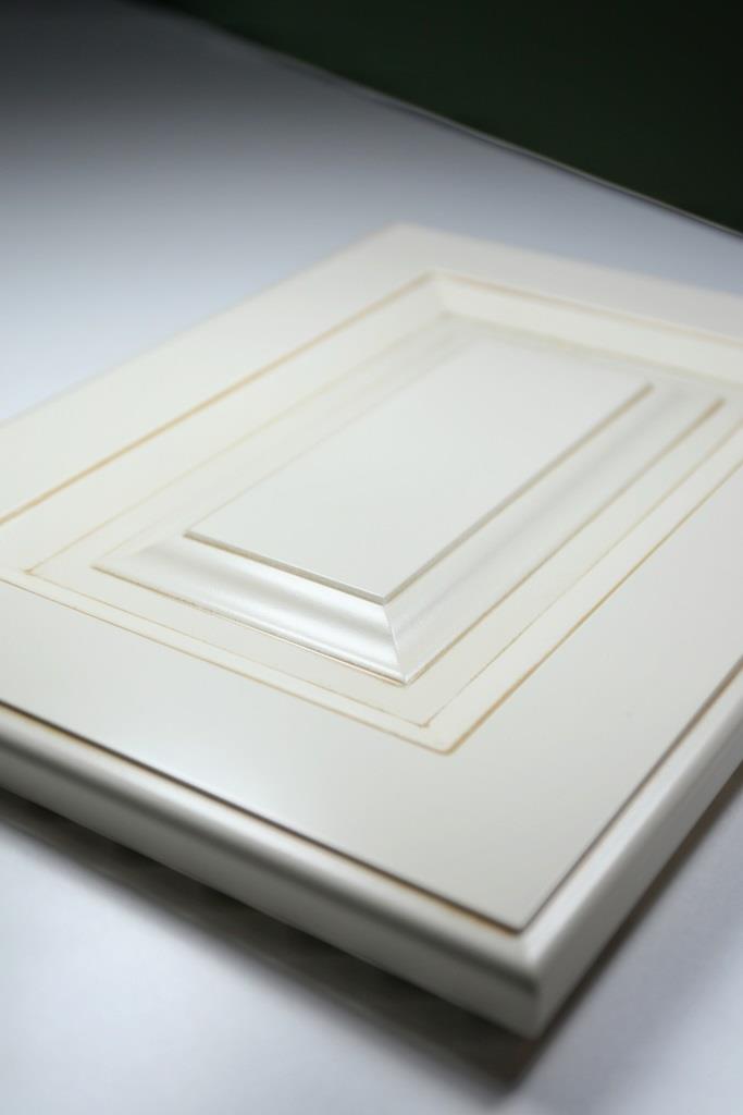 <p><strong>Revêtement polymère :</strong></p><p>C’est une feuille de polymère (plastique) moulée à chaud sur une façade en panneau MDF, souvent mouluré.</p><p><br></p><p>Cette finition permet de réaliser des façades mates ou brillantes, de toutes les formes. Cette finition se fait plus rare, en raison de son coût et de sa faible résistance à la chaleur.</p>