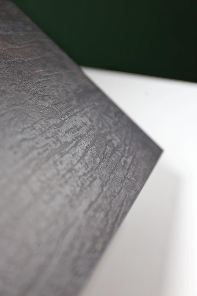 <p><strong>Revêtement mélaminé structuré :</strong></p><p>En plus du mélaminé classique, le revêtement est légèrement structuré pour le rendre plus réaliste au touché et à la lumière.</p><p><br></p><p>Cette finition permet de réaliser des façades avec plus de personnalité, comme un béton structuré, ou un bois brulé structuré, ces matériaux n’étant jamais vraiment lisses.</p>