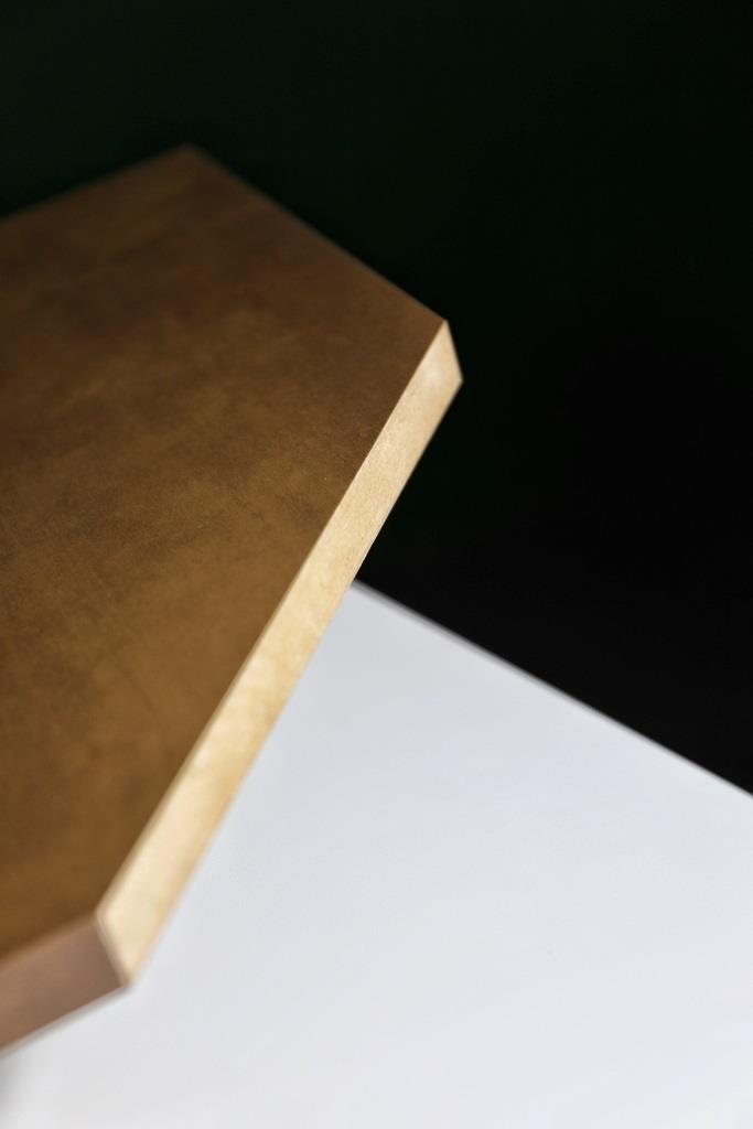 <p><strong>Le panneau de fibres MDF est le matériau de support polyvalent :</strong></p><p>MDF veut dire « Medium Density Fiberboard ».</p><p>Il résiste à une pression de 1500 kg/m3 sur de fines fibres de bois, avec une résine liante.</p><p><br></p><p>C'est un matériau très dur, très lisse, parfait pour appliquer de la laque.</p><p>Il peut être mouluré pour obtenir toute sorte de reliefs.</p>