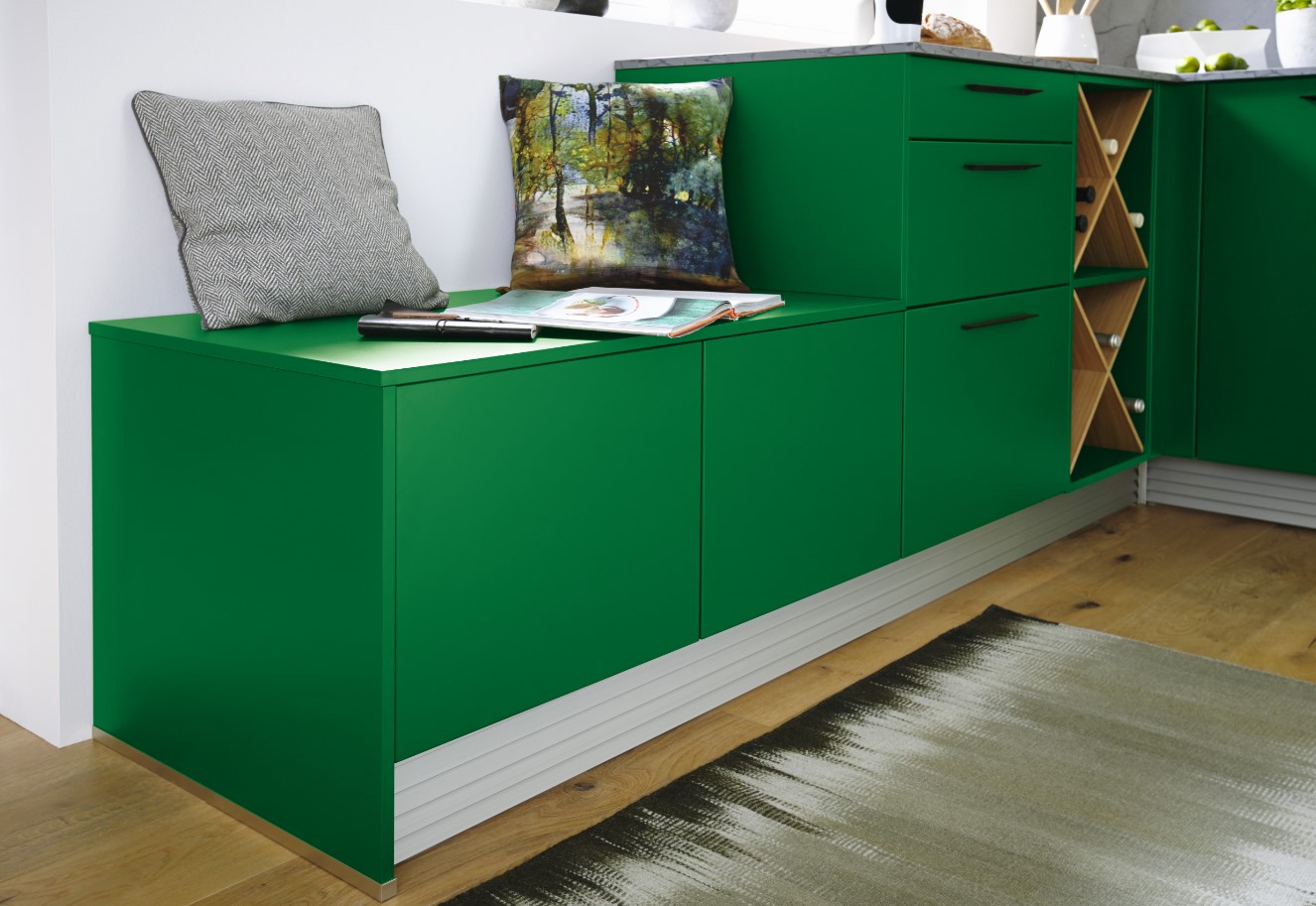 <p><em style="color: rgb(0, 0, 0); background-color: transparent;">Grâce aux étagères ouvertes et au coin café, cette cuisine conjugue esthétique et esprit pratique. Et ce vert, quel spectacle !</em></p>