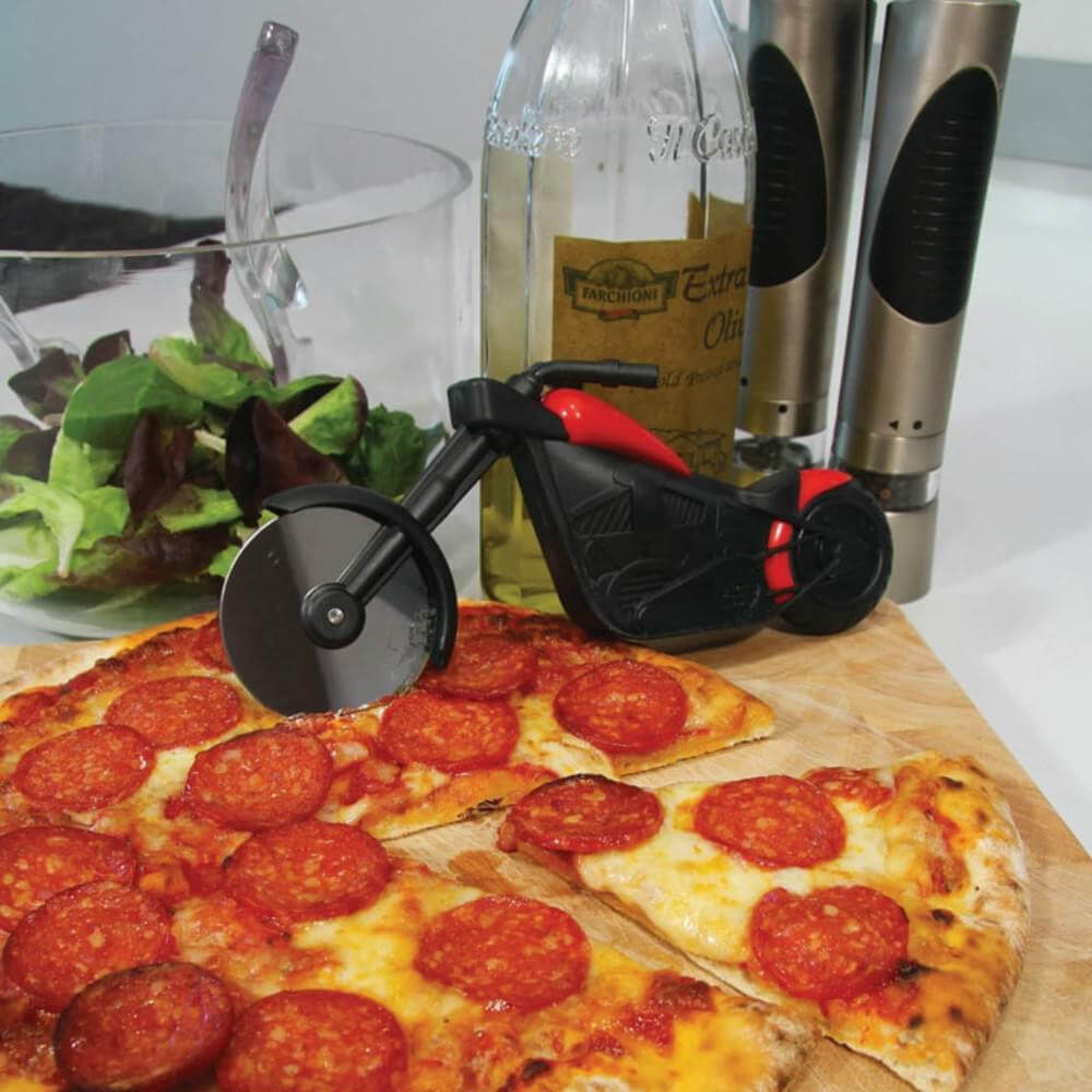 <p>Découpez vos pizzas avec style, rapidité et précision grâce aux roulettes à pizza en forme de moto, à retrouver <a href="https://www.cadeau-maestro.com/roulette-pizza-moto-chopper-2473.html" rel="noopener noreferrer" target="_blank">ici</a>.</p>