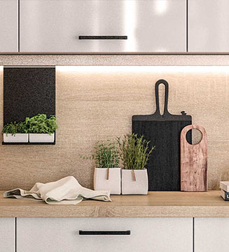 crédence de cuisine en bois avec plantes et planches à découper